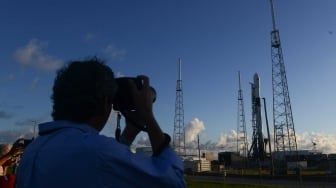 Seorang fotografer menyiapkan kameranya sebelum peluncuran Satelit Merah Putih di Cape Canaveral, Florida, Amerika Serikat, Senin (6/8). Satelit milik PT. Telkom Tbk., itu diluncurkan pada Selasa (7/8) dini hari waktu setempat. ANTARA FOTO/Saptono