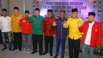 Delapan sekjen koalisi pendukung Jokowi melambaikan tangannya di gedung Komisi Pemilihan Umum (KPU), Jalan Imam Bonjol, Jakarta, Selasa (7/8).[Suara.com/Oke Atmaja]