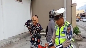 Ditilang Polisi, Lelaki Kemayu Ini Malah Bikin Pantun