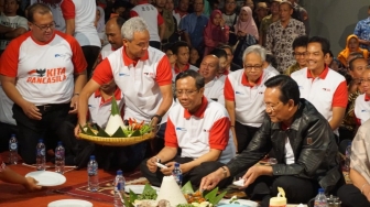 Ganjar, Mahfud MD dan Sultan Kumpul Bahas Ini Sambil Lesehan