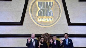 Sekjen ASEAN Dato Lim Jock Hoi (kedua kanan), Menteri Luar Negeri Retno Marsudi (kedua kiri), Chair of The ASEAN Institute for Peace and Reconciliation Governing Council Tan Hun Seng (kanan) dan Ambassador of Norway to ASEAN Morten Hoglund (kiri) melambaikan tangan saat peringatan 51 tahun ASEAN di kantor Sekretariat ASEAN, Jakarta, Rabu (8/8). ANTARA FOTO/Sigid Kurniawan