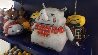 Boneka maskot Asian Games terpajang di booth merchandise Asian Games 2018 di Senayan City, Jakarta,  Rabu (8/8). Penjualan merchandise dengan harga Rp10.000 sampai Rp4.000.000 itu dapat menyukseskan perhelatan Asian Games 2018. [Suara.com/Oke Atmaja]