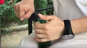 Kuat, Kamera Geser Vivo NEX Bisa Buka Tutup Botol