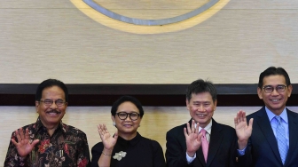 Sekjen ASEAN Dato Lim Jock Hoi (kedua kanan), Menteri Luar Negeri Retno Marsudi (kedua kiri), Menteri Agraria dan Tata Ruang Sofyan Djalil (kiri) dan Chair of The ASEAN Institute for Peace and Reconciliation Governing Council Tan Hun Seng (kanan) melambaikan tangan saat peringatan 51 tahun ASEAN di kantor Sekretariat ASEAN, Jakarta, Rabu (8/8). ANTARA FOTO/Sigid Kurniawan