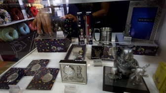 Sejumlah merchandise terpajang di booth merchandise Asian Games 2018 di Senayan City, Jakarta,  Rabu (8/8). Penjualan merchandise dengan harga Rp10.000 sampai Rp4.000.000 itu dapat menyukseskan perhelatan Asian Games 2018. [Suara.com/Oke Atmaja]