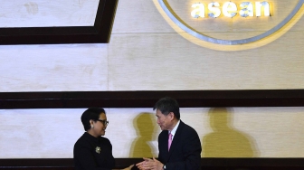 Sekjen ASEAN Dato Lim Jock Hoi (kanan) berjabat tangan dengan Menteri Luar Negeri Retno Marsudi (kiri) dalam peringatan 51 tahun ASEAN di kantor Sekretariat ASEAN, Jakarta, Rabu (8/8). ANTARA FOTO/Sigid Kurniawan