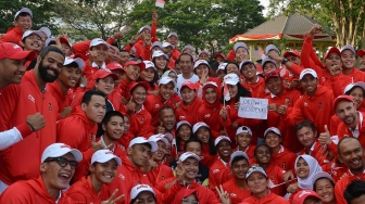 Presiden Joko Widodo (tengah) berfoto dengan atlet dan ofisial seusai memimpin upacara pelepasan kontingen Asian Games 2018 di halaman tengah Kompleks Istana, Jakarta, Rabu (8/8). ANTARA FOTO/Wahyu Putro A