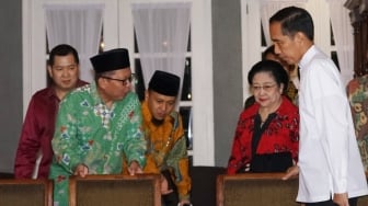  Jokowi resmi mengumumkan bahwa Ketua Majelis Ulama lndonesia (MUI) Maruf Amin menjadi calon wakil Presiden atau cawapres-nya di pemilihan presiden 2019.[Suara.com/Oke Dwi Atmaja]