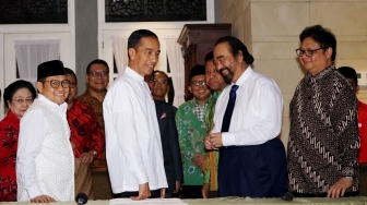  Jokowi resmi mengumumkan bahwa Ketua Majelis Ulama lndonesia (MUI) Maruf Amin menjadi calon wakil Presiden atau cawapres-nya di pemilihan presiden 2019.[Suara.com/Oke Dwi Atmaja]