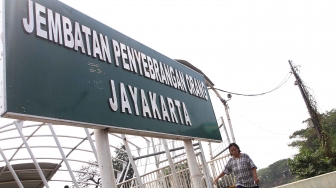 Warga berjalan di Jembatan Penyebrangan Orang (JPO) Jayakarta di kawasan Manggarai, Jakarta, Kamis (9/8). [Suara.com/Oke Atmaja]