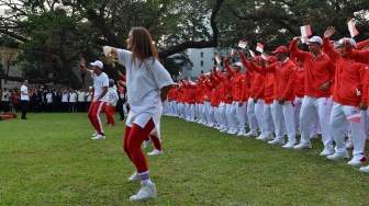 Presiden Joko Widodo (kiri) menyaksikan flash mob seusai memimpin upacara pelepasan kontingen Asian Games 2018 di halaman tengah Kompleks Istana, Jakarta, Rabu (8/8). ANTARA FOTO/Wahyu Putro A