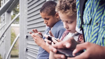 Cegah Anak Kecanduan Gadget, Ini 3 Tips Mengurangi Screen Time Si Kecil