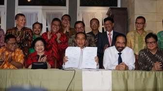  Jokowi resmi mengumumkan bahwa Ketua Majelis Ulama lndonesia (MUI) Maruf Amin menjadi calon wakil Presiden atau cawapres-nya di pemilihan presiden 2019.[Suara.com/Oke Dwi Atmaja]