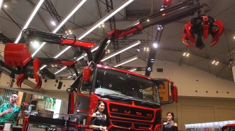 SPG menjaga truk konsep Super Great V Spider di booth Mitsubshi Fuso saat ajang GAIKINDO Indonesia International Auto Show (GIIAS), ICE BSD, Tangerang, Jumat (10/8). [Suara.com/Muhaimin A Untung]