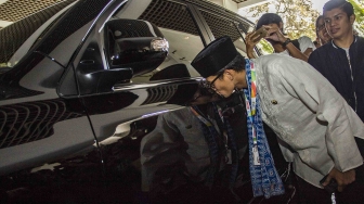 Wakil Gubernur DKI Jakarta Sandiaga Uno mencium mobil dinas saat di Balai Kota, Jakarta, Jumat (10/8). ANTARA FOTO/Galih Pradipta