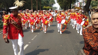 Marching Band Iringi Pendaftaran Prabowo - Sandiaga ke KPU
