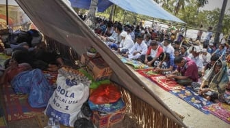 Warga korban gempa bersiap melaksanakan salat Jumat di pengungsian Desa Sigarpenjalin, Tanjung, Lombok Utara, NTB, Jumat (10/8). ANTARA FOTO/Ahmad Subaidi