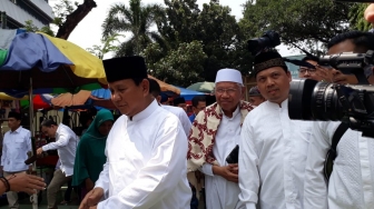 Tak Didampingi Sandiaga, Prabowo Jumatan di Masjid Sunda Kelapa