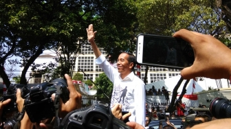 Maruf Amin Masuk Mobil, Jokowi Jalan Sendiri Sapa Relawan