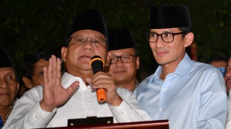 Ketua Umum Partai Gerindra Prabowo Subianto  didampingi Wakil Gubernur DKI Jakarta Sandiaga Uno dan sejumlah petinggi partai memberikan keterangan pers di kediaman Prabowo, Jalan Kertanegara, Jakarta, Kamis (9/8) malam. ANTARA FOTO/Sigid Kurniawan