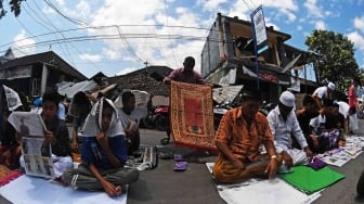 Warga korban gempa bersiap melaksanakan salat Jumat di sekitar tempat pengungsian Pemenang, Lombok Utara, NTB, Jumat (10/8). ANTARA FOTO/Zabur Karuru