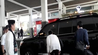 Hari Terakhir Jadi Wagub, Sandiaga Cium Mobil Dinas