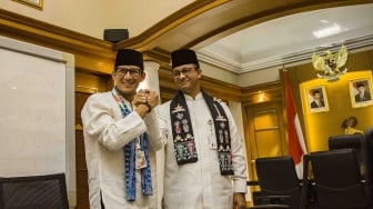 Gubernur DKI Jakarta Anies Baswedan (kanan) berjabat tangan dengan Sandiaga Uno (kiri) usai pengunduran diri Sandiaga sebagai Wagub DKI Jakarta di Balai Kota, Jakarta, Jumat (10/8). ANTARA FOTO/Galih Pradipta