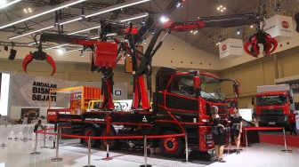 SPG menjaga truk konsep Super Great V Spider di booth Mitsubshi Fuso saat ajang GAIKINDO Indonesia International Auto Show (GIIAS), ICE BSD, Tangerang, Jumat (10/8). [Suara.com/Muhaimin A Untung]