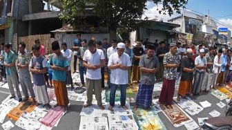 Korban Gempa Lombok Merapal Doa di Pengungsian