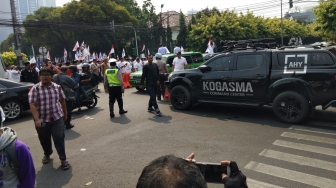 Buruh yang Antar Prabowo - Sandiaga ke KPU Bikin Macet