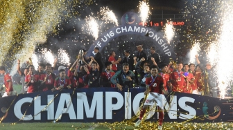 Pesepak bola dan ofisial timnas Indonesia melakukan selebrasi usai memenangkan pertandingan Final Piala AFF U-16 di Stadion Gelora Delta Sidoarjo, Jawa Timur, Sabtu (11/8/2018). [ANTARA FOTO/M Risyal Hidayat]