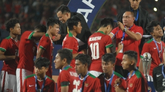 Ketua Umum PSSI Edy Rahmayadi (kedua kanan) mengalungkan medali kepada pesepak bola Indonesia U-16 usai pertandingan Final Piala AFF U-16 di Stadion Gelora Delta Sidoarjo, Jawa Timur, Sabtu (11/8/2018). [ANTARA FOTO/M Risyal Hidayat]