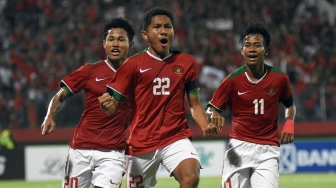 Pesepak bola Indonesia Muhammad Fajar Fathur Rachman (tengah) dan rekan setimnya melakukan selebrasi usai mencetak gol ke gawang Thailand dalam pertandingan Final Piala AFF U-16 di Stadion Gelora Delta Sidoarjo, Jawa Timur, Sabtu (11/8/2018). [ANTARA FOTO/M Risyal Hidayat]