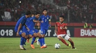 Pesepak bola Indonesia Brylian Neglehta Dwiki Aldama (kanan) berusaha melewati hadangan pesepak bola Thailand dalam pertandingan Final Piala AFF U-16 di Stadion Gelora Delta Sidoarjo, Jawa Timur, Sabtu (11/8/2018). [ANTARA FOTO/M Risyal Hidayat]