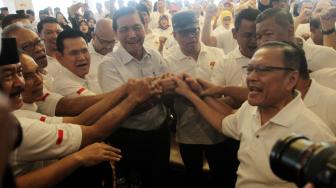 Jendral Purnawirawan Luhut Panjaitan memberikan pidato saat deklrasi dukungan Jokowi-Ma'ruf Amin, di Hotel Borobudur, Jakarta, Minggu (12/8). Puluhan pensiunan perwira menengah dan tinggi TNI yang tergabung dalam CAKRA 19 mendeklarasi dukung Joko Widodo-KH Ma'ruf Amin di Pilpres 2019. [Suara.com/Muhaimin A Untung]