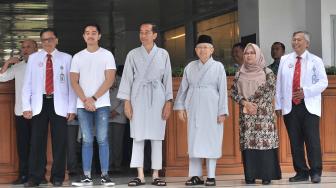 Bakal capres cawapres Pilpres 2019, Joko Widodo dan Ma'ruf Amin ditemani anak bungsunya menyapa wartawan usai pemeriksaan awal tes kesehatan di RSPAD, Jakarta, Minggu (12/8). [Suara.com/Muhaimin A Untung]