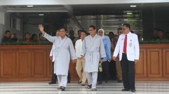 Calon Presdien dan calon wakil presiden  Prabowo - Sandiaga Uno berjalan keluar usai pemeriksaan awal saat menjalani tes kesehatan di RSPAD Gatot Soebroto, Jakarta, Senin (13/8). KPU menyelenggarakan tes kesehatan bagi para kandidat capres dan cawapres salah satu syarat verifikasi Pilpres 2019. [Suara.com/Muhaimin A Untung]