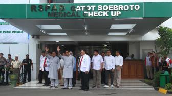 Calon Presdien dan calon wakil presiden  Prabowo - Sandiaga Uno berjalan keluar usai pemeriksaan awal saat menjalani tes kesehatan di RSPAD Gatot Soebroto, Jakarta, Senin (13/8). KPU menyelenggarakan tes kesehatan bagi para kandidat capres dan cawapres salah satu syarat verifikasi Pilpres 2019. [Suara.com/Muhaimin A Untung]