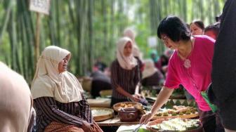 Pasar Papringan, Belanja di Sini Bayarnya Pakai Bambu