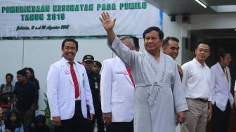 Calon Presdien Prabowo melambaikan tangan usai pemeriksaan awal saat menjalani tes kesehatan di RSPAD Gatot Soebroto, Jakarta, Senin (13/8). KPU menyelenggarakan tes kesehatan bagi para kandidat capres dan cawapres salah satu syarat verifikasi Pilpres 2019. [Suara.com/Muhaimin A Untung]