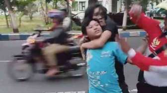 Video Viral Pria Mabuk Sempoyongan Tantang Polisi di Lumajang