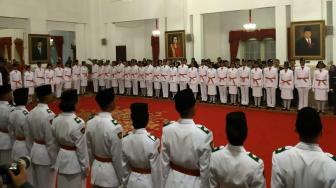 Jokowi Mengukuhkan 68 Pelajar SMA Jadi Anggota Paskibraka