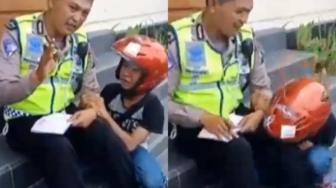 Video Konyol, Bocah Ingusan Bergaya Saat Ditilang Polisi