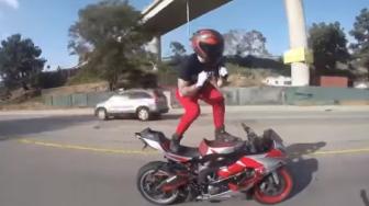 Gokil! Lelaki Ini Lakukan Aksi Kiki Challenge di Atas Ninja ZX-6R