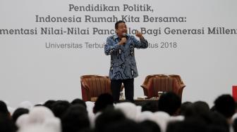 Aksi yang diikuti lebih dari 2000 ribu murid SMA dari wilayah Jakarta, Tangsel dan Depok sekaligus memecah rekor Dunia (Guiness Book of record) pelatihan juru bicara Pancasila dalam bidang pendidikan politik.(Suara.com/Oke Dwi Atmaja)