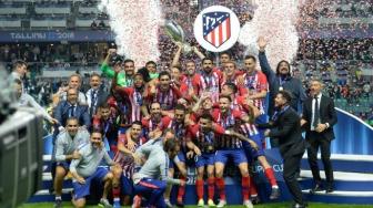 Para pemain Atletico Madrid mengangkat trofi dan merayakan sukses mereka meraih juara Piala Super Eropa setelah mengalahkan Real Madrid di Tallinn, Estonia, Kamis (16/8/2018). RAIGO PAJULA / AFP