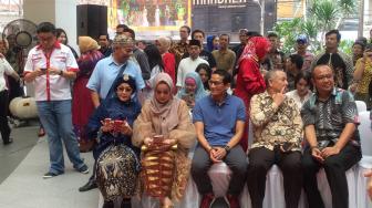 Ada Istri, Sandiaga Didekati Perempuan di Mayestik Red Carpet