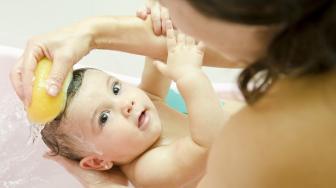 Memandikan Bayi Tidak Boleh Dilakukan Sembarangan, Temperatur Air Perlu Diperhatikan