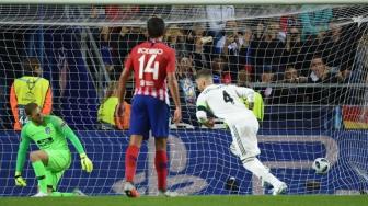 Bek Real Madrid Sergio Ramos (kanan) mencetak gol dari titik penalti guna membuat skuatnya memimpin 2-1 atas Atletico Madrid dalam perebutan Piala Super Eropa di Tallinn. Raigo PAJULA / AFP 