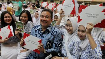 Aksi yang diikuti lebih dari 2000 ribu murid SMA dari wilayah Jakarta, Tangsel dan Depok sekaligus memecah rekor Dunia (Guiness Book of record) pelatihan juru bicara Pancasila dalam bidang pendidikan politik.(Suara.com/Oke Dwi Atmaja)